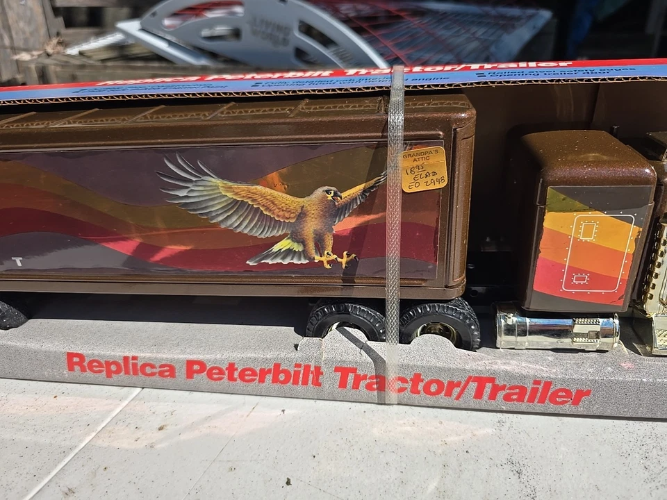1989 Ertl Screamin Hawk Peterbilt semi reboque trator escala 1/25 novo na caixa  - Imagem 4 de 4