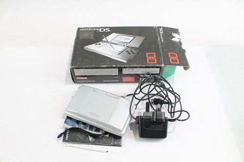 Nintendo DS Original in Silber mit Ladegerät, Stylus Originalverpackt Funktioniert