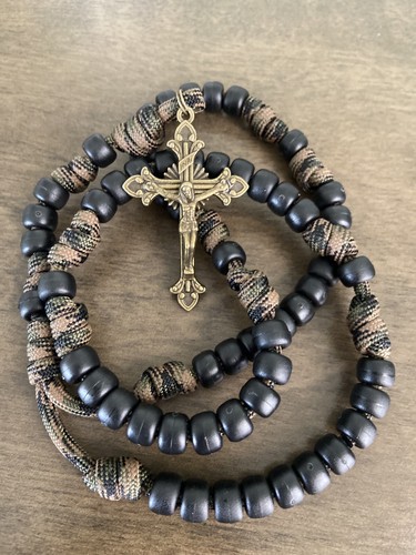 Katholischer Rosenkranz, schwarze matte Perlen, robuster Paracord-Rosenkranz - handgefertigt - Bild 6 von 6