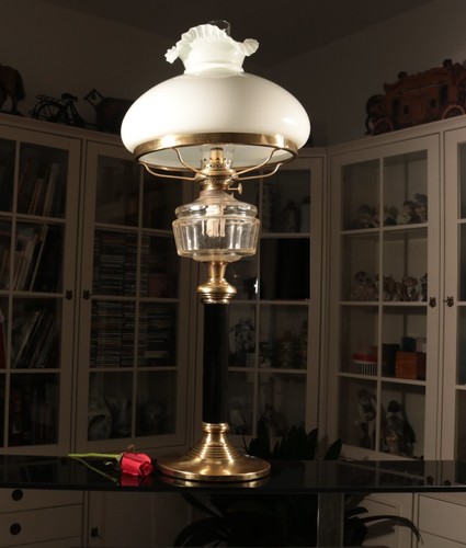 78 cm Jugendstil Petroleumlampe - Schwarzglas Facetten Säule - großer Glasschirm