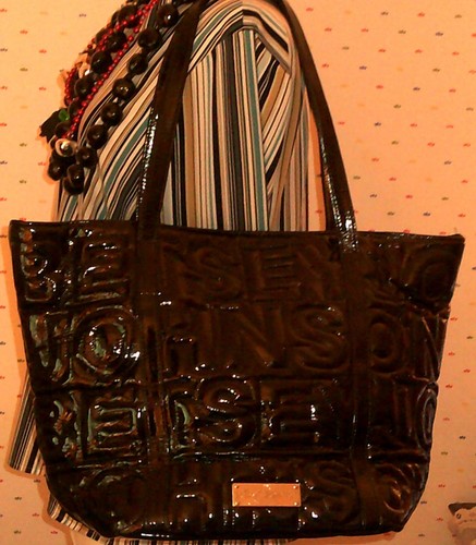 Bolso de Mano Betsey Johnson Acolchado Negro Charol - Imagen 1 de 9