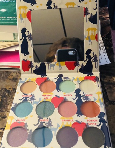 Snow White 12 Eyeshadow Palette With Mirror Disney - Picture 3 of 3