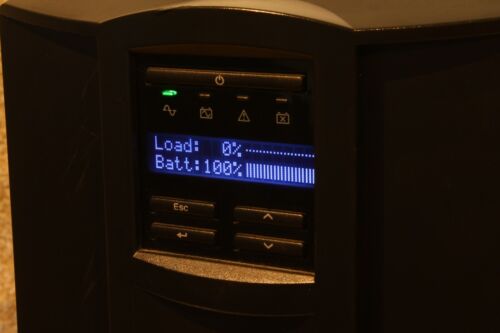 Onduleur tour APC SMT2200i 2200 VA liquidation - Pas de devant inférieur - Cellules neuves - Garantie RTB 12 m