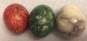 Vintage-Set-of-3-Alabaster-Marble-Natural-Stone-Egg-Italy-Red-White-Green
