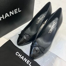 Chanel pumps black Size 34 1/2 US 4.5 cc mark Enamel leather