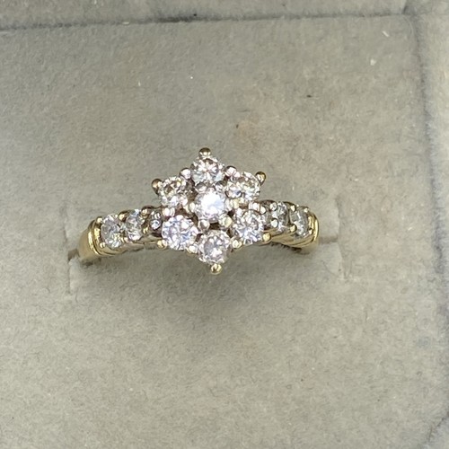 Anello a grappolo in oro 9 kt con diamanti - Foto 2 di 8
