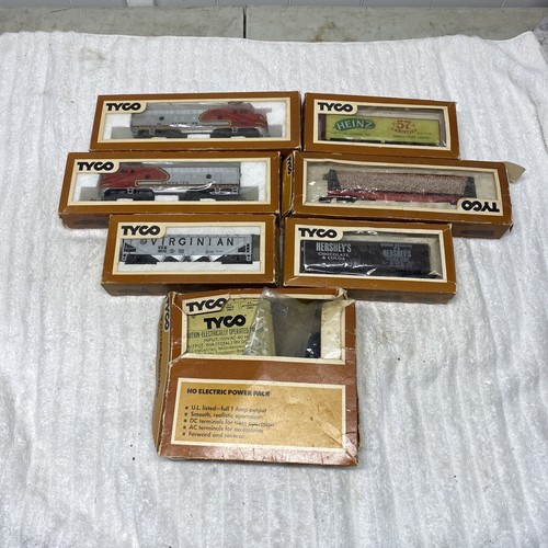 Ho Scale Tyco "Diesel" "GP-20" Powered-lighted "Santa Fe" 228B-4015 - Picture 1 of 11