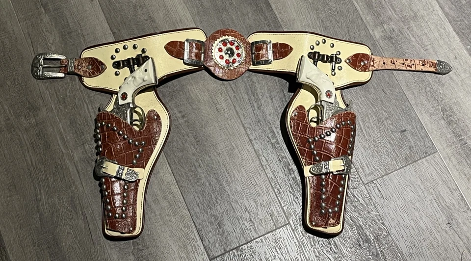 TRAJE VAQUERO VINTAGE CARNELL ROUNDUP con 2 PISTOLAS HUBLEY TEXAN Jr. + fundas sin usar Foto 3 de 4