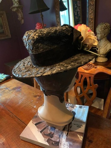 VINTAGE SCHWARZER GEWEBTER STROHHUT MIT ZWEI GROSSEN ROSEN & BLÄTTERN DRAUF. SCHÖN! - Bild 7 von 8