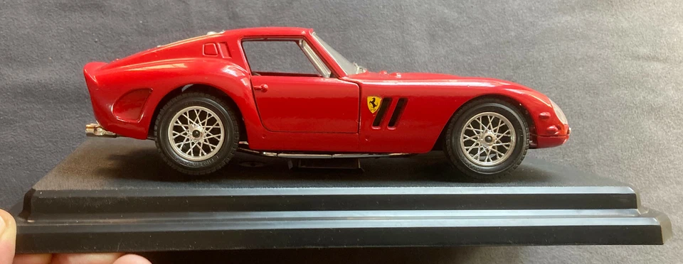 BBurago Die Cast 1/24 metal model 1510 rosso FERRARI 250 GTO 1962 con scatola  - Immagine 3 di 4