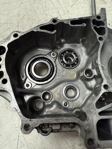 Honda 450R 2008 lado izquierdo caja de manivela OEM (perno de ahorro de estuche superior roto) - Imagen 3 de 12