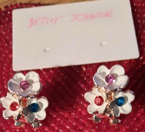 Betsey Johnson FLOWER MOTIF WHITE ENAMEL RHINESTONE STUD EARRINGS - Picture 1 of 3