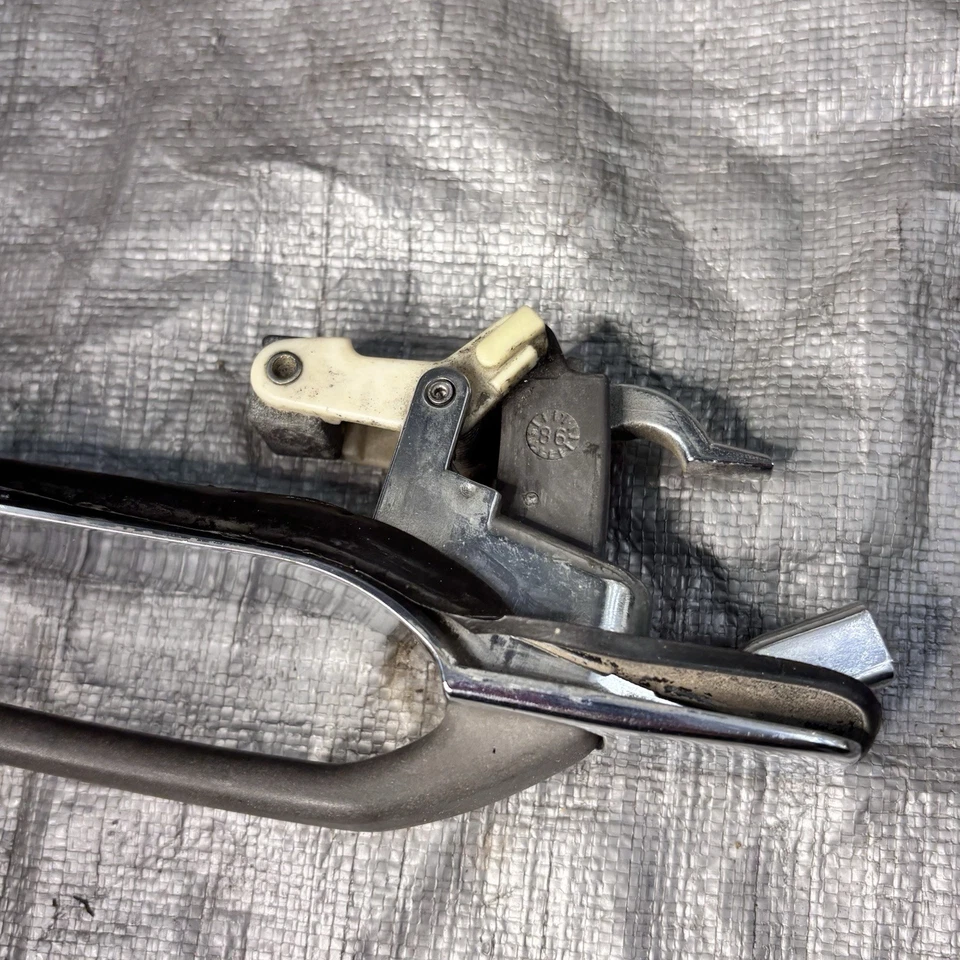 Manija de puerta exterior trasera izquierda OEM Mercedes W126 420SEL 1986-1991 Foto 3 de 4