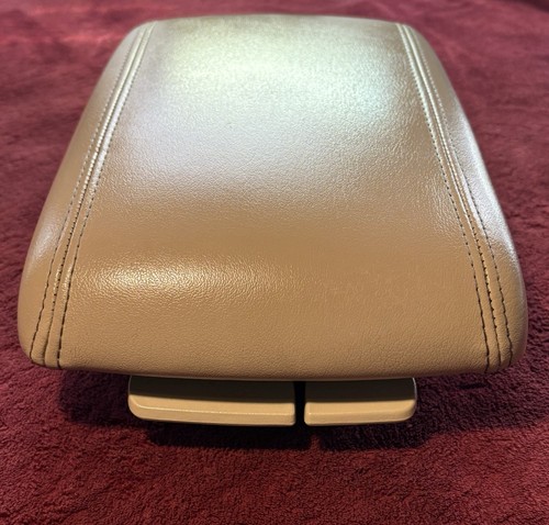 06-11 Cadillac DTS/Buick Lucerne Center Console Lid Armrest Cashmere w/Storage - Picture 5 of 22
