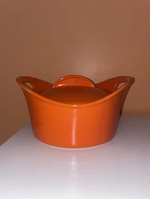 RACHAEL RAY 2.75 QT STONEWARE CASSEROLE DISH W/LID & HANDLES ORANGE