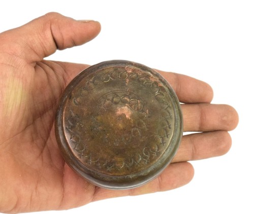 Caja Chapatti pequeña hecha a mano de latón antiguo cocina caja de donuts decorativa. G66-1094 - Imagen 7 de 8