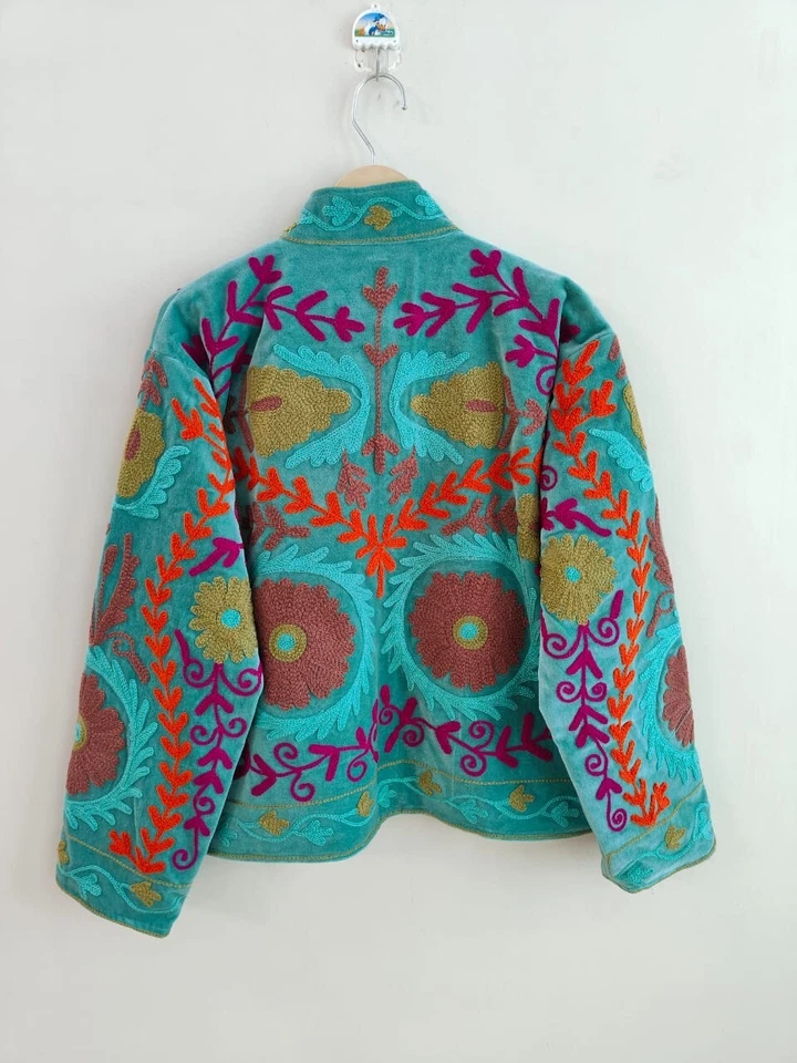 Chaqueta bordada de terciopelo hecha a mano Suzani, abrigo chaqueta de invierno, terciopelo para mujer Foto 3 de 4