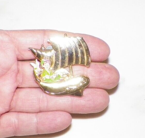 DISNEY GOLDEN VEHICLE PETER PAN'S FLIGHT PIN 2005 - Picture 1 of 4