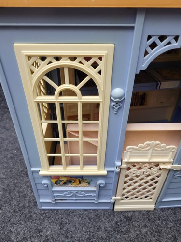 Vintage Mattel Barbie 1998 Fold Out Family Cottage Blue Dollhouse Display C9 - Picture 9 of 16