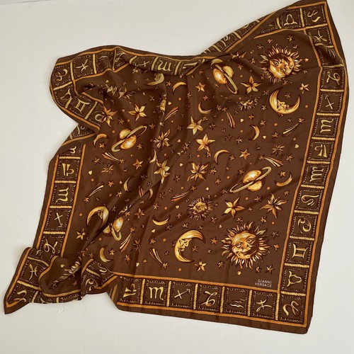 Bufanda de seda vintage Gianni Versace marrón zodiaco astrológico sol luna estrellas - Imagen 16 de 19