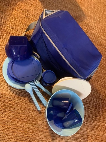 Tupperware Picknick-Set: Teller, Becher mit Deckel, Besteck - Bild 1 von 12