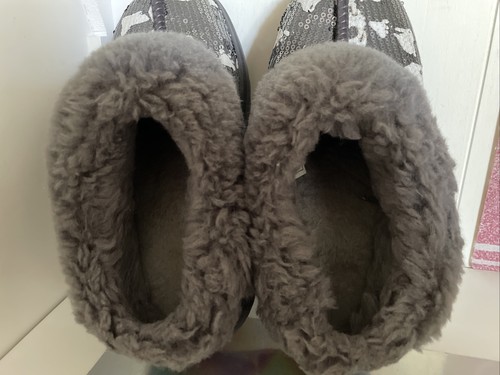 ZAPATILLA UGG I HEART KISSES GRIS LENTEJUELAS CALAVERAS Y HUESOS CRUZADOS Talla US 5 EU 36 - Imagen 5 de 9