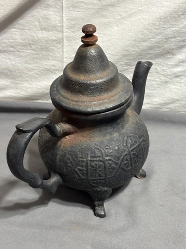Vtg 8" Moroccan CAST IRON Shapely Ornate Tea Pot Kettle PORCELAIN LINED - Picture 4 of 9
