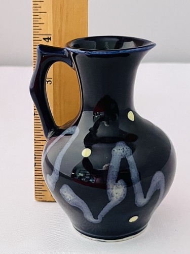 Piccolo vaso vintage blu colbalto scuro con macchie e vortici azzurri - Foto 10 di 11