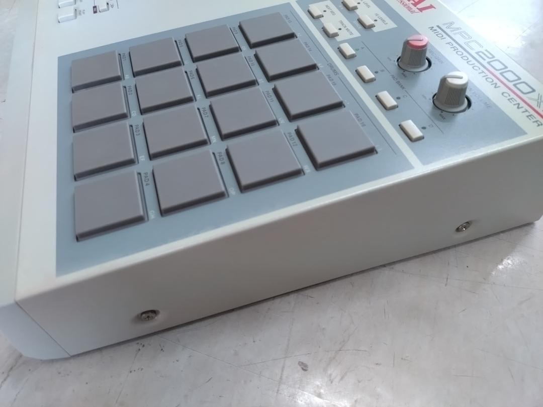 AKAI（アカイ） MPC 2000XL CF Digital Sampler MPC 2000XL with MIDI Sequencer | Akai Pro