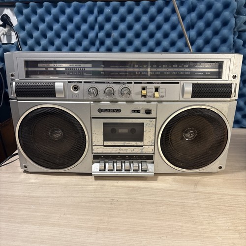 Vintage Sanyo Boombox M9830K AM/FM Cassette Tape Deck Ghettoblaster anni '80 LEGGI