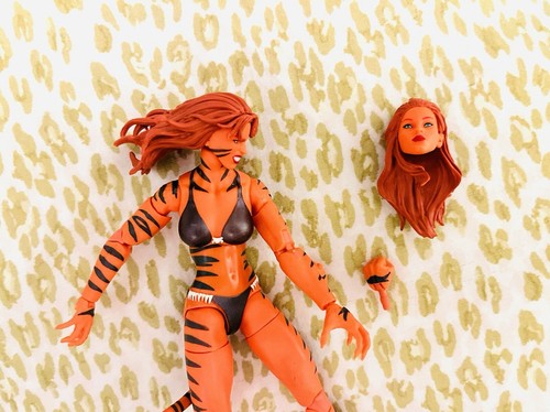 Marvel Legends Tigra Action Figure (2 HEAD + 2 Hand SCULPTS) Retro 2021 Hasbro - Picture 11 of 14