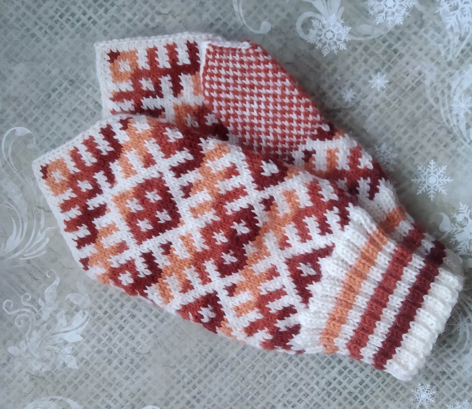 Womens wool mittens handmade are very warm with a pattern image 2