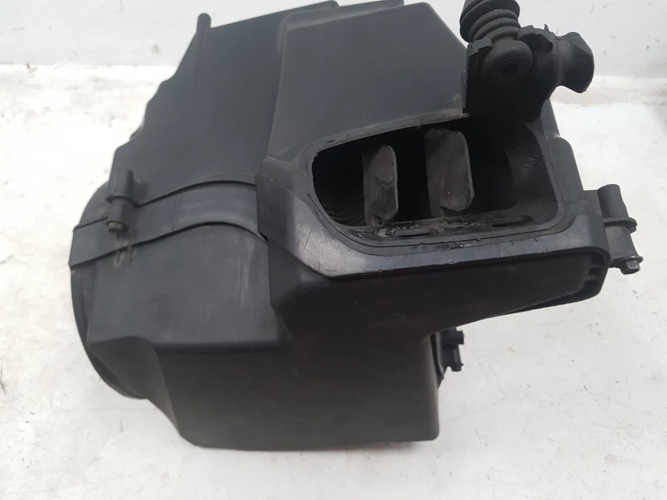 VOLVO V40 1.6 D2 AIR FILTER BOX 31370808 2012-2016 - image 2 of 4