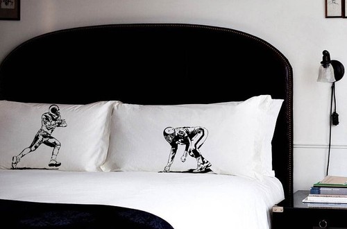 Football Cotton Pillow Case Set Running Back v Defense sports bedding room decor - 第 1/2 張圖片