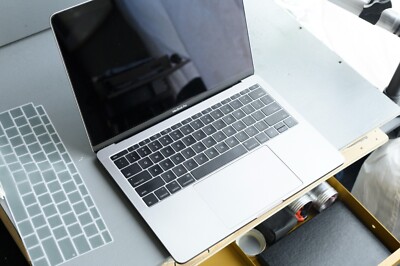 Apple MacBook Pro 13'' (256GB SSD, Intel Core i5 7th Gen., 2.30 GHz, 8GB RAM)...