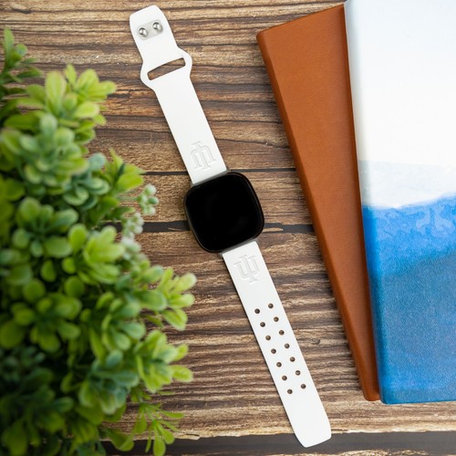 Correa de reloj de silicona grabada Indiana Hoosiers para FitBit Versa y Sense - Imagen 3 de 13