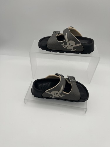 Pirate-Themed Flip-Flop Sandals with Skull Design Size C8