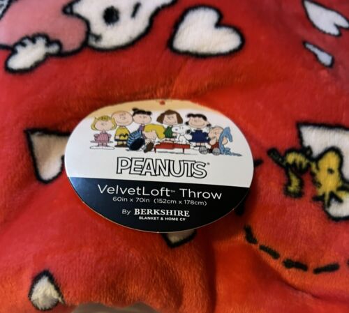 Peanuts Snoopy Woodstock Valentines Hearts 60x70 Red Throw Blanket Berkshire NWT - Picture 4 of 4