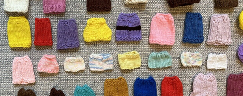 Lot Vintage Barbie & Friends Hand Knitted or Crocheted Dresses Skirts Tops Pants - Picture 7 of 19