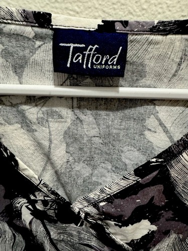 Tafford Black & White Scrub Top with feathers design - big pockets - large - Picture 3 of 4