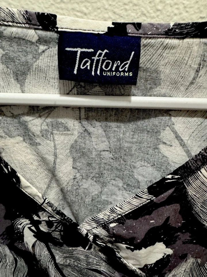 Blusa esfoliante Tafford preta e branca com design de penas - bolsos grandes - grande - Imagem 3 de 4