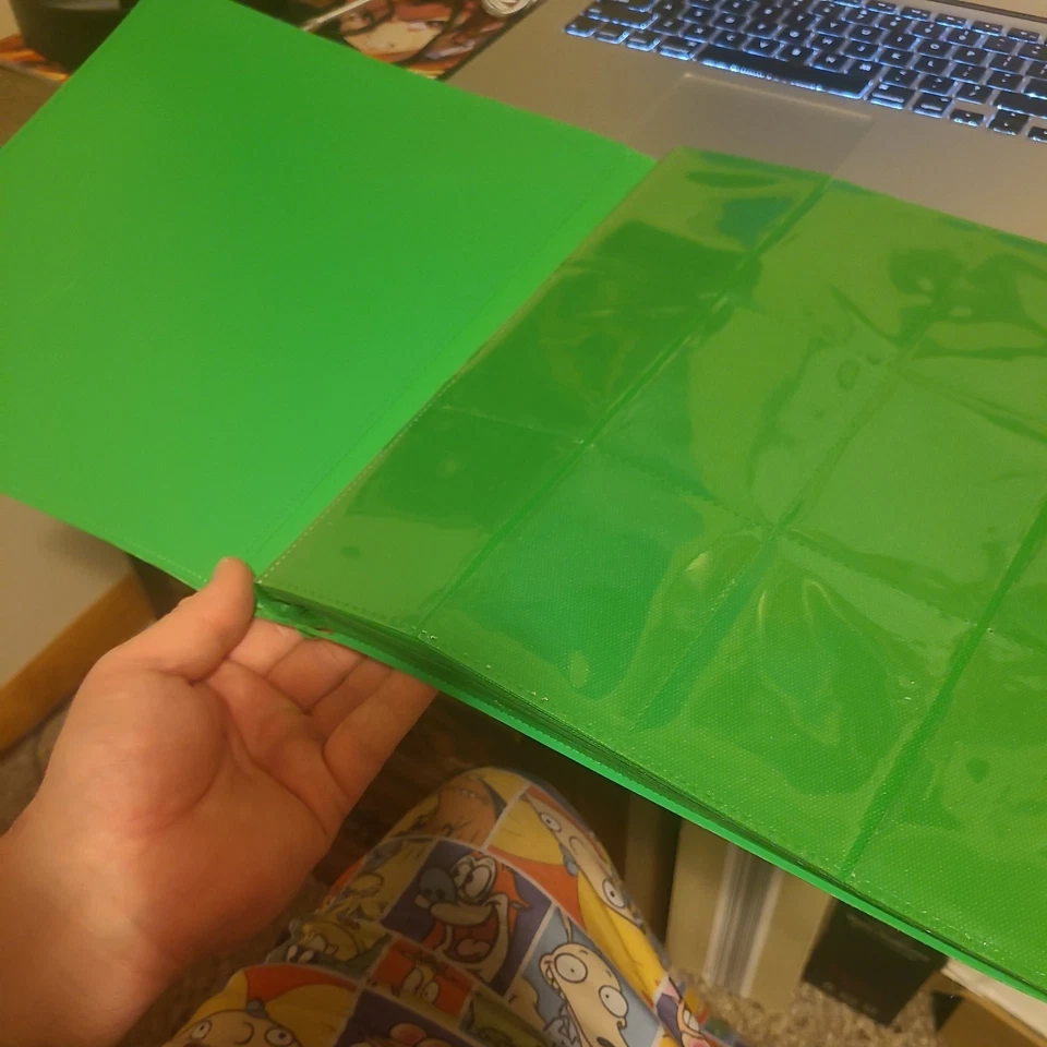 ÁLBUM CASUAL GAMEGENIC CARPETA DE 24 BOLSILLOS PORTAFOLIO BLANCO CONTIENE 480 TARJETAS NUEVO Foto 3 de 4