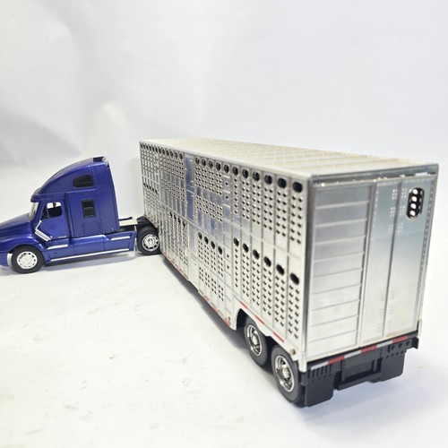 Freightliner Century Class S/T Diecast Truck with Chrome Livestock Trailer 1:32 - Picture 3 of 14