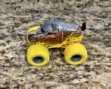 Spin Master Monster Jam Knightmare Truck YELLOW TIRES New 1:64