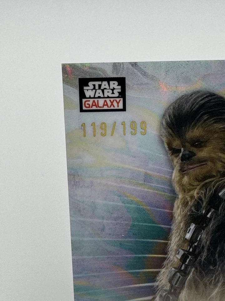 2025 Topps Star Wars Galaxy Joonas Suotamo As Chewbacca Wave переливающаяся с автографом /199 - Изображение 3 из 3