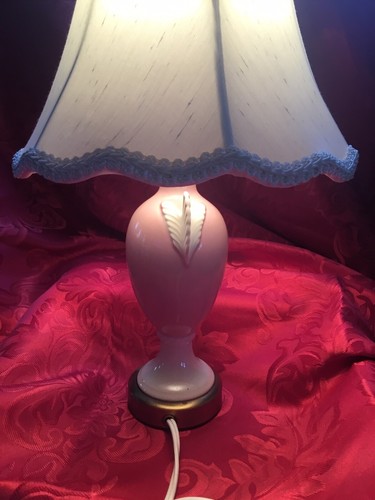 Near FLAWLESS Stunning VANITY TABLE Porcelain ANGEL WINGS Vintage LAMP & SHADE - Picture 2 of 12