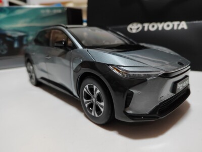 トヨタ bZ4X ミニカー 1/18 グレー s-l400.jpg