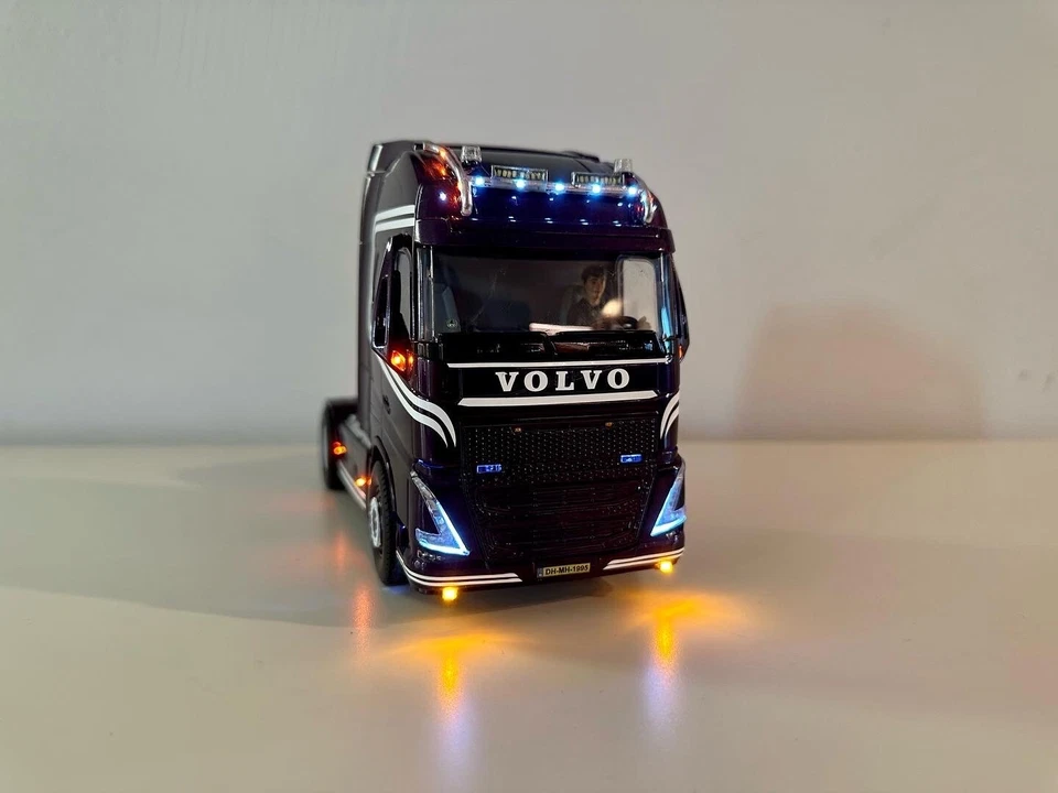 Siku Control LKW Volvo / Scania / MAN / Lackierung Umbau Lichtumbau - Bild 3 von 4