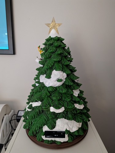 Árbol de vacaciones animado COSTCO Disney con luces LED de música canciones navideñas caja abierta - Imagen 6 de 17