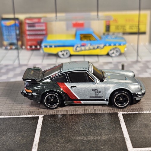 hot wheels premium pop culture porsche 911 turbo 930 cyberpunk 2077 Real Riders  - Picture 3 of 10